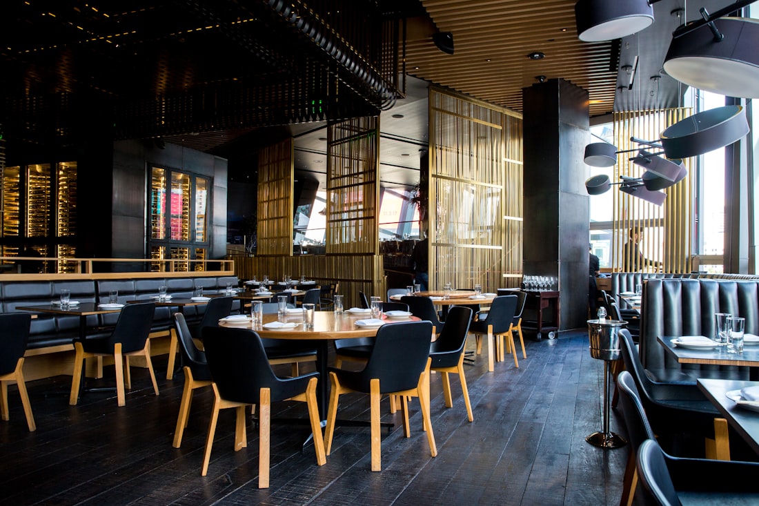 Salle fictive de LUMA : banquettes terre cuite, lumière solaire, tables en chêne clair